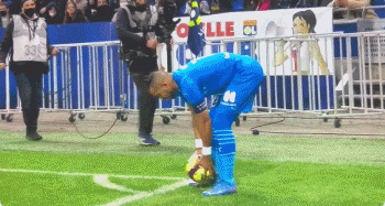 法媒：登贝莱已恢复个人训练，有望进入欧冠战热刺大名单（法媒：登贝莱恢复单独训练，有望入选欧冠对阵热刺名单）