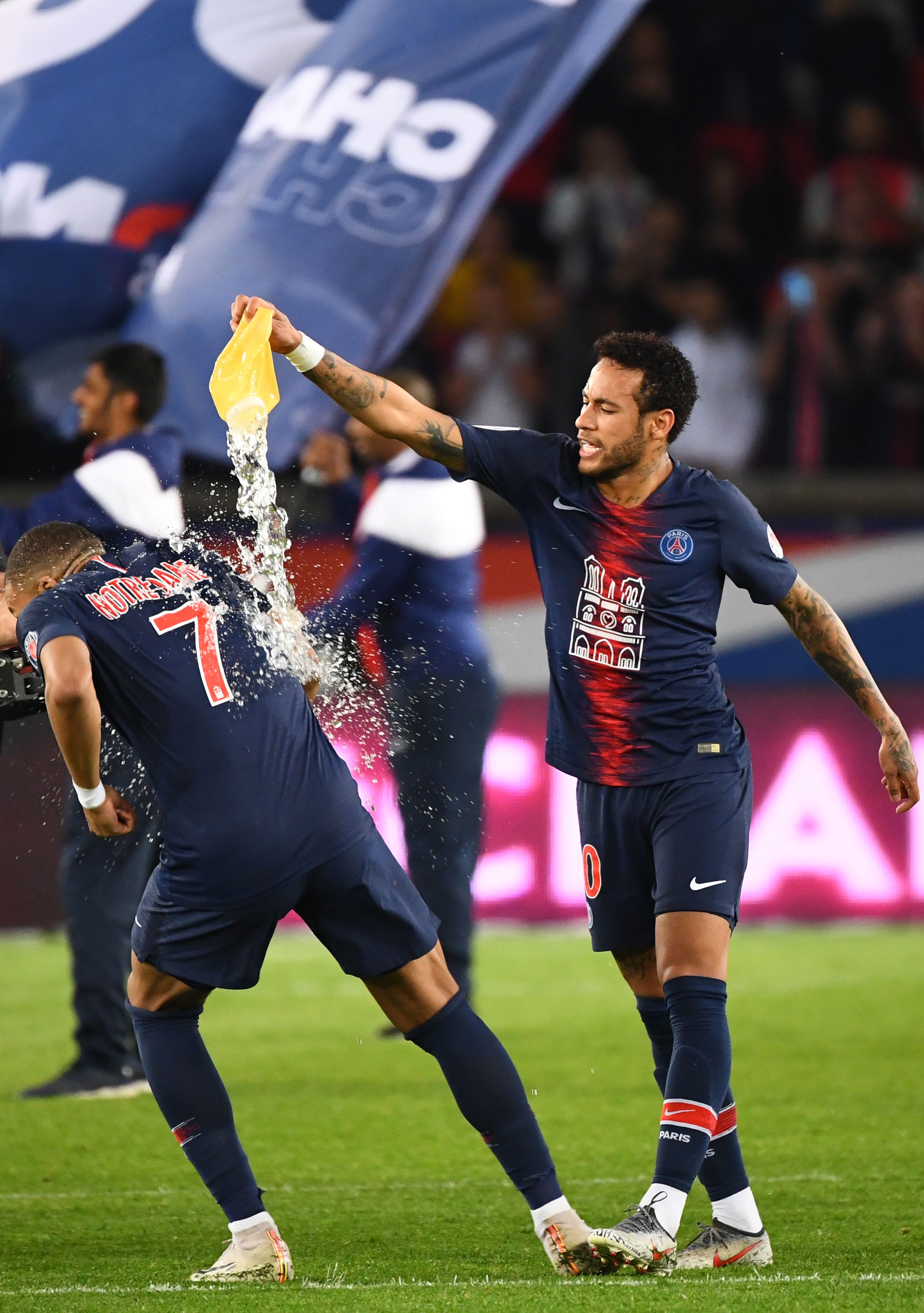 时隔27年重返世界杯正赛，苏格兰多地机场打出广告牌标语庆祝（苏格兰时隔27年再入世界杯正赛，多地机场打出广告牌标语庆祝）