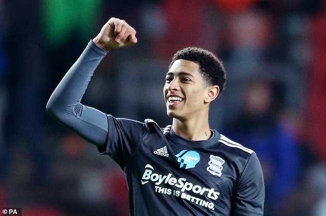 老将坚持打完最后一分钟（老将拼到终场最后一秒）