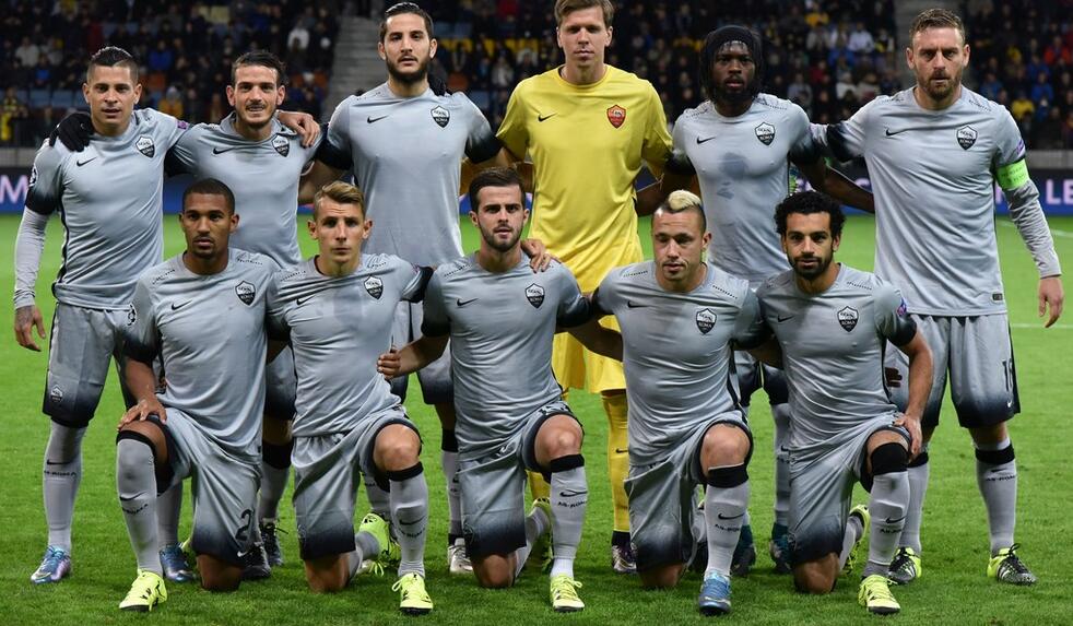 大哥你在干嘛？米兰德比补时阶段，巴斯托尼掏裆奇克（米兰德比补时阶段现争议：巴斯托尼对奇克疑似不当动作）