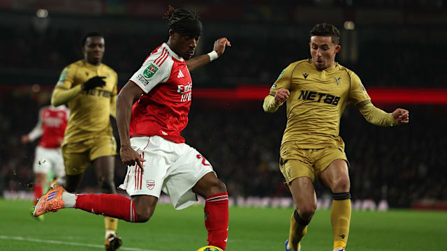 梅西捧起美职联冠军奖杯时，站在一旁的穆勒露出了最真挚的笑容（梅西登顶美职联捧杯时，穆勒在一侧绽放出最真挚的笑意）