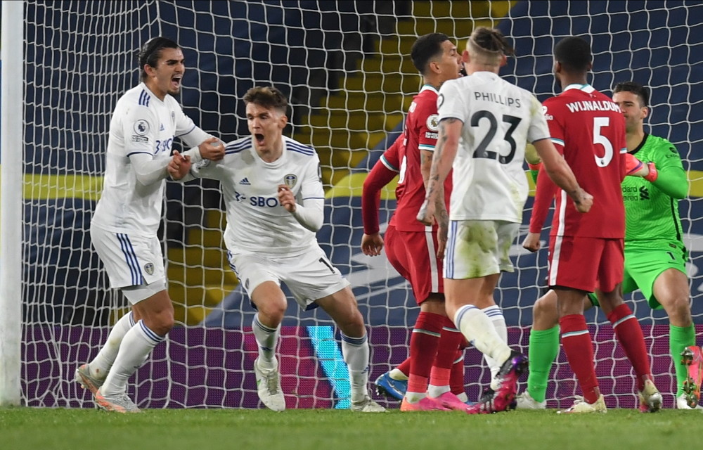 “帅白龙”罗超连克四强，豪取全国自由搏击锦标赛冠军！（帅白龙罗超连斩四强，问鼎全国自由搏击锦标赛！）