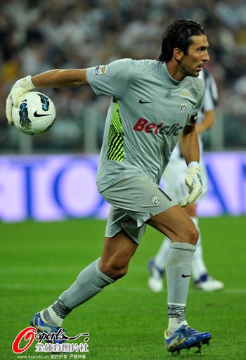 执法有温度，马宁在点球大战结束后，安慰南通队失点队员（温情执法：点球大战后，马宁安慰南通失点球员）