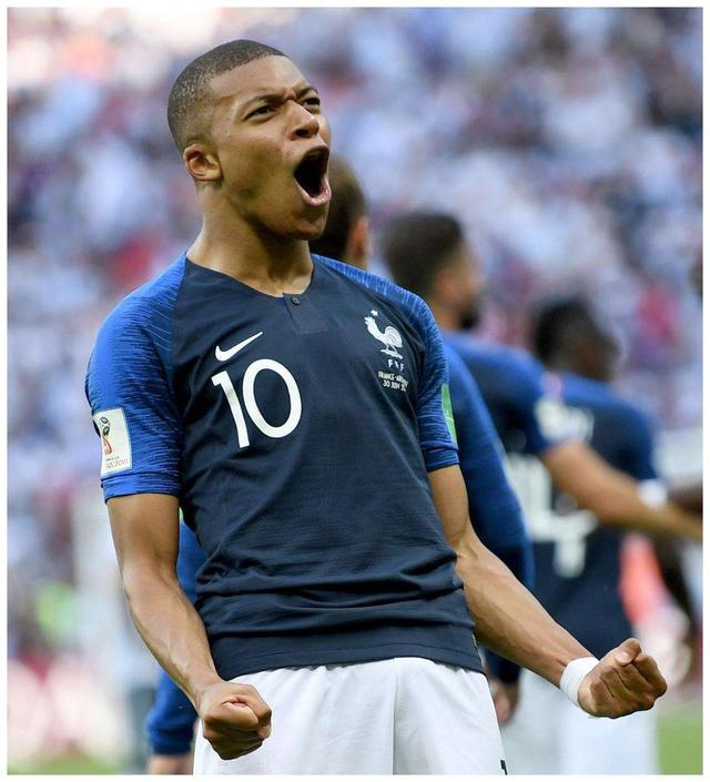 今天是海港足球俱乐部一线队球员武磊的生日，让我们...（武磊生日到来，海港一线队邀你送上祝福）