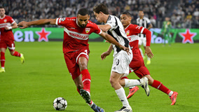 刘璇陪5岁女儿练体操，手持长棍严厉还疲惫，住300平豪宅又大又乱（刘璇陪5岁女儿练体操，手持长杆严厉带训显疲态，300平豪宅宽敞却杂乱）